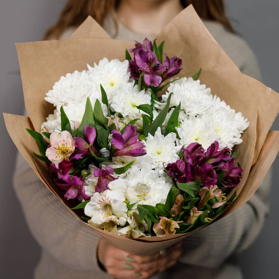 Букет из альстромерии микс и хризантем - M купить в СПб | Фото и видео ...