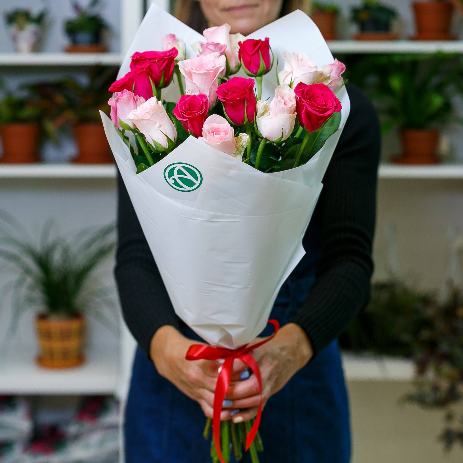 В 3 букетах было 15 роз. 15 Роз Кения букет. Букет из 15 роз мадам Бомбастик. Букет из 15 кенийских роз 50 см. Букет цветов из 15 роз.