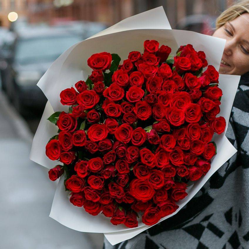 Букет из 101 красной розы 50 см (Кения) в белой упаковке купить в Санкт ...