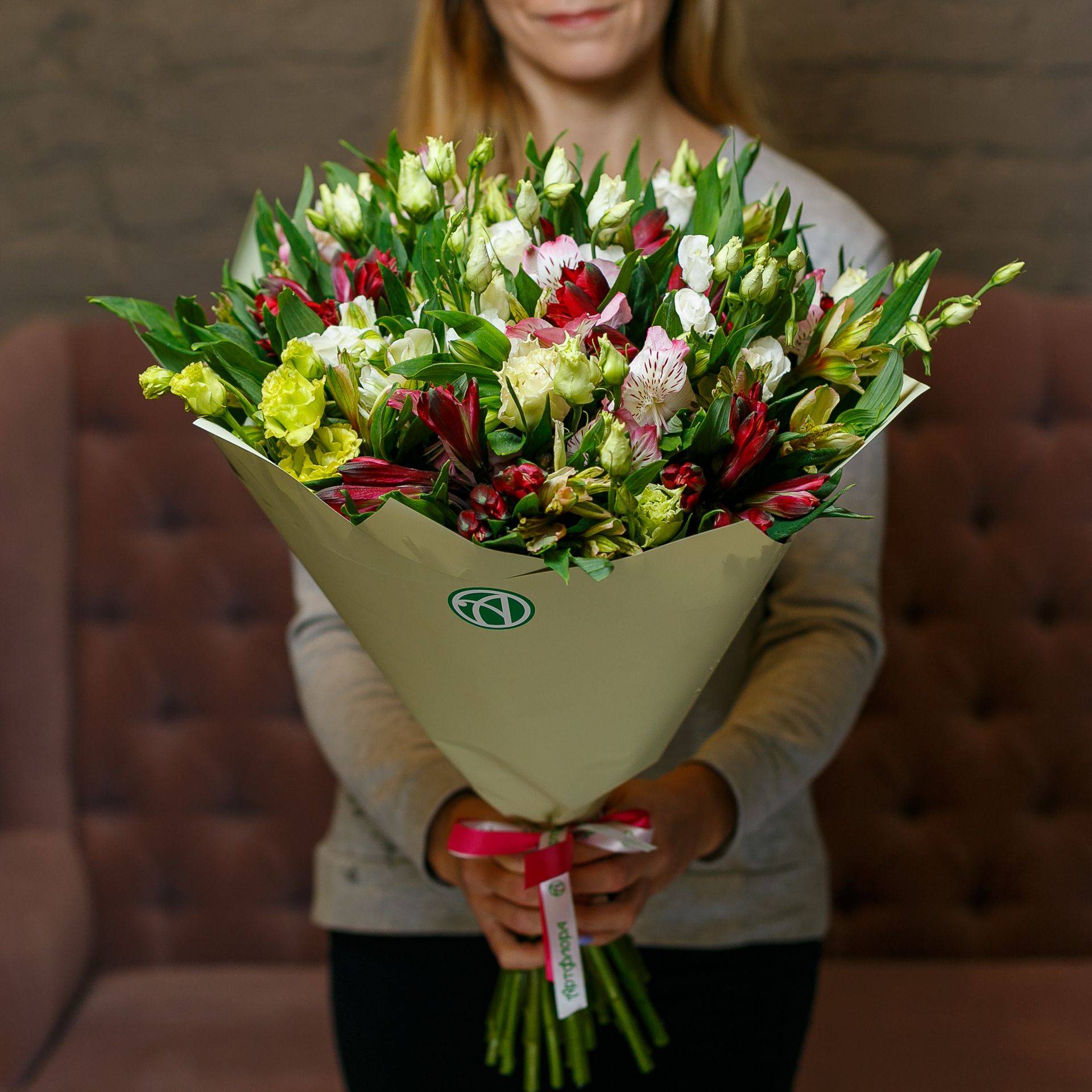 Букет из альстромерии микс и лизиантуса - L купить в Санкт-Петербурге ...