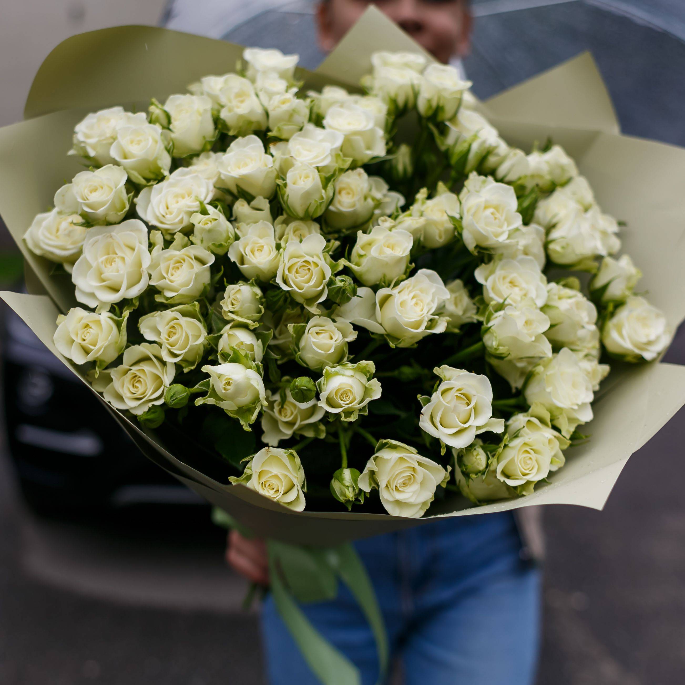 Букет из 25 белых кустовых роз 50 см (Кения) купить в Санкт-Петербурге ...