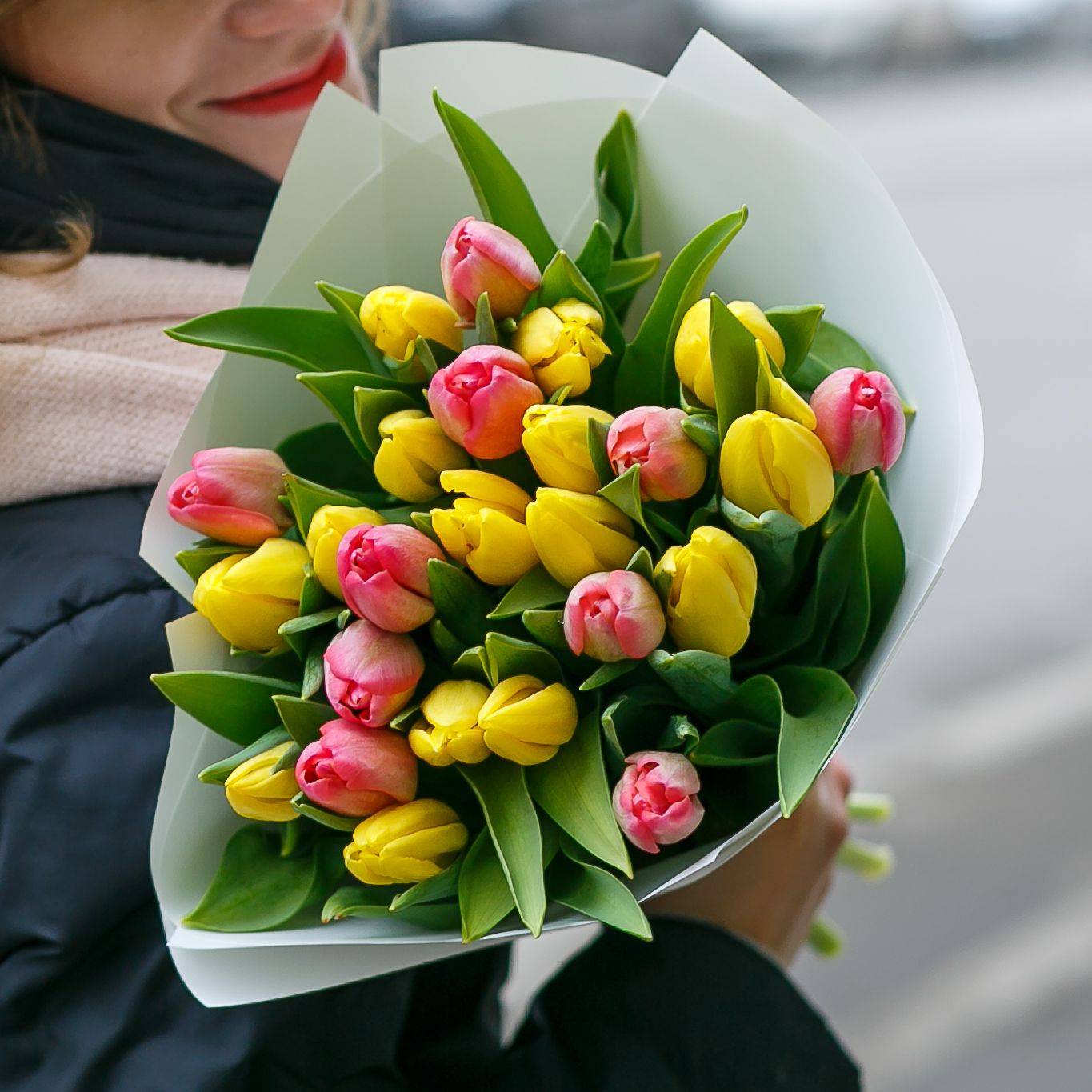 Заказать тюльпаны спб. Жёлтые тюльпаны розово красного цвета. Tyulpany Parrot belye букет. Купить тюльпаны розовые с желтым.