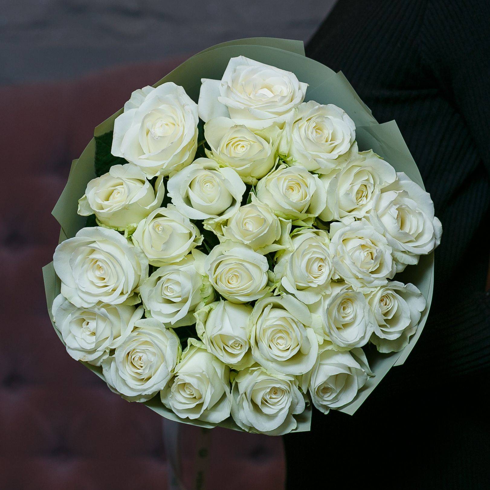 Букет из 25 белых роз 50 см (Кения) в зеленой упаковке купить в Санкт ...