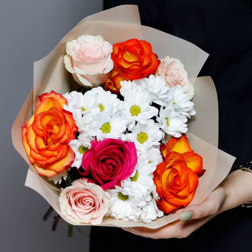 Букет из эквадорских роз микс и хризантемы - M купить в СПб | Фото и ...