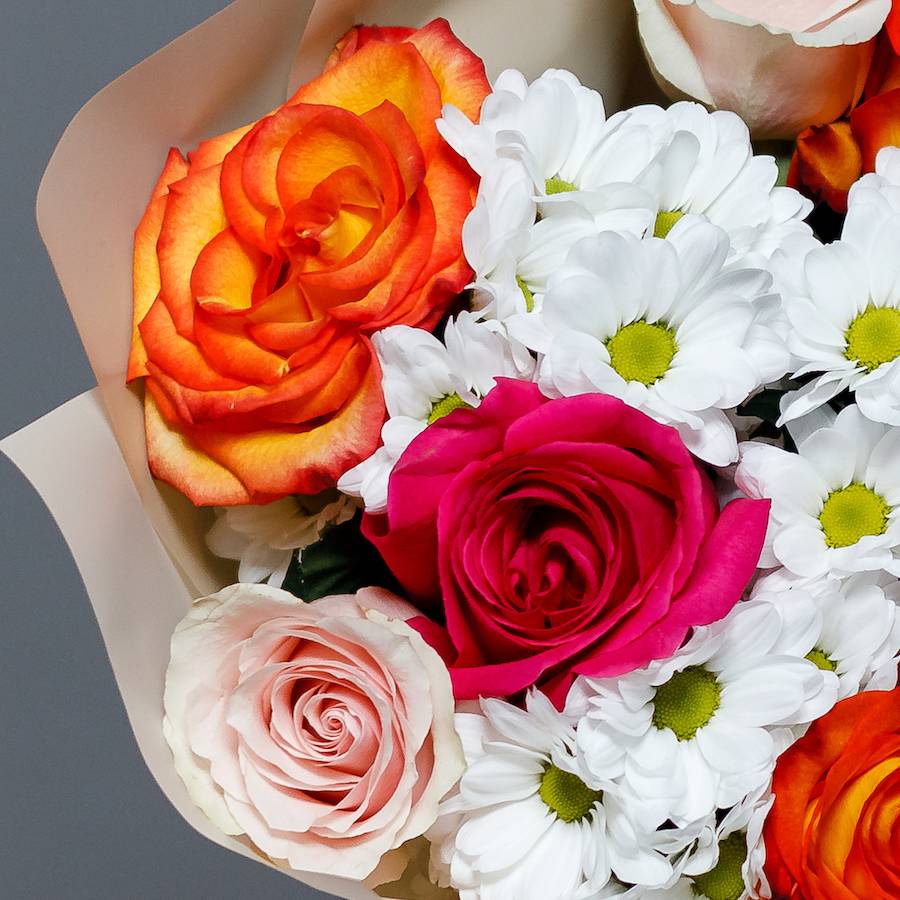 Букет из эквадорских роз микс и хризантемы - M купить в СПб | Фото и ...