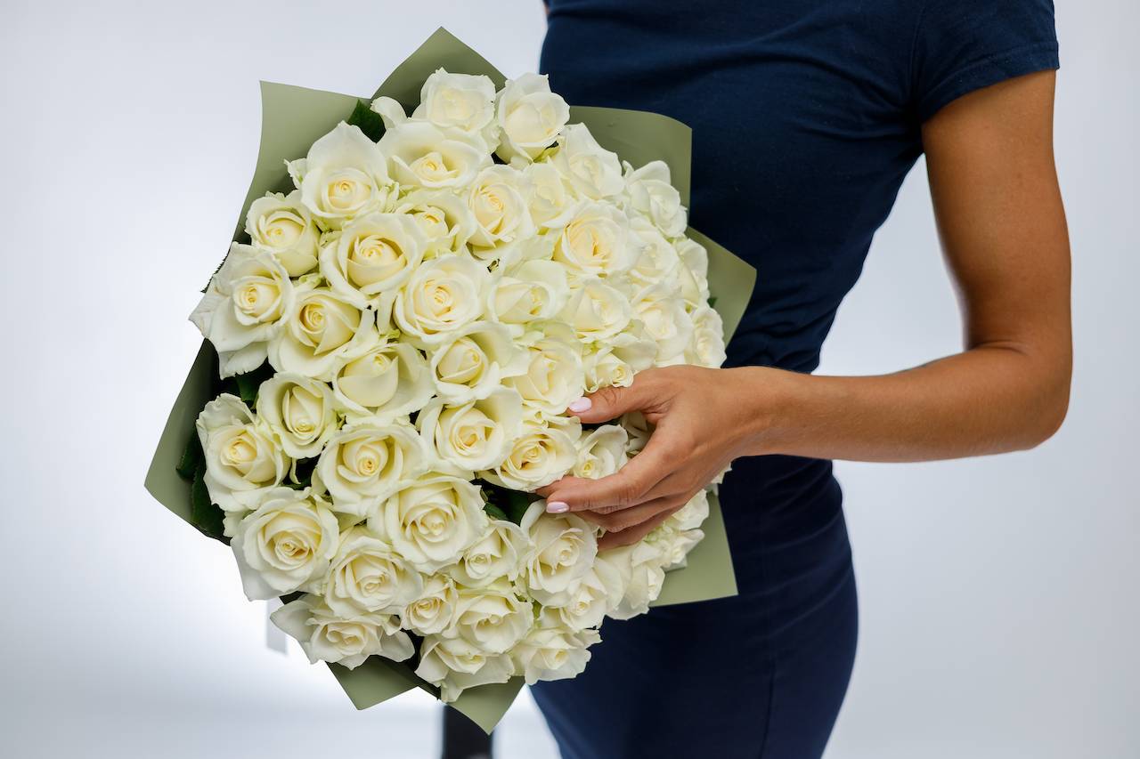 Можно ли дарить 4 цветов. Букет "девушке". Букет белых роз. Подарили розы.
