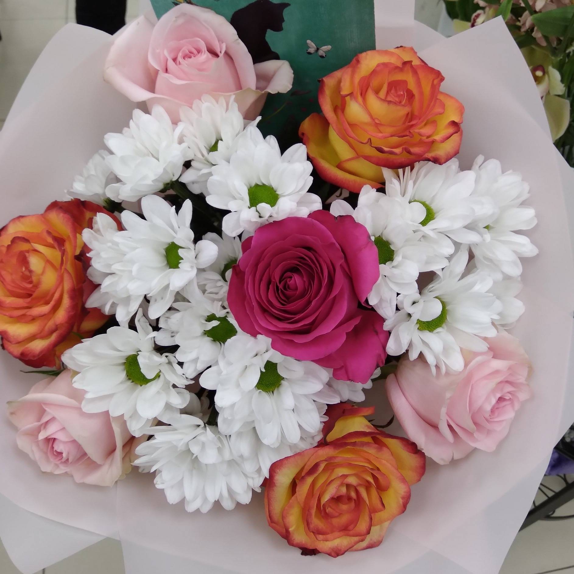 Букет из эквадорских роз микс и хризантемы - M купить в СПб | Фото и ...