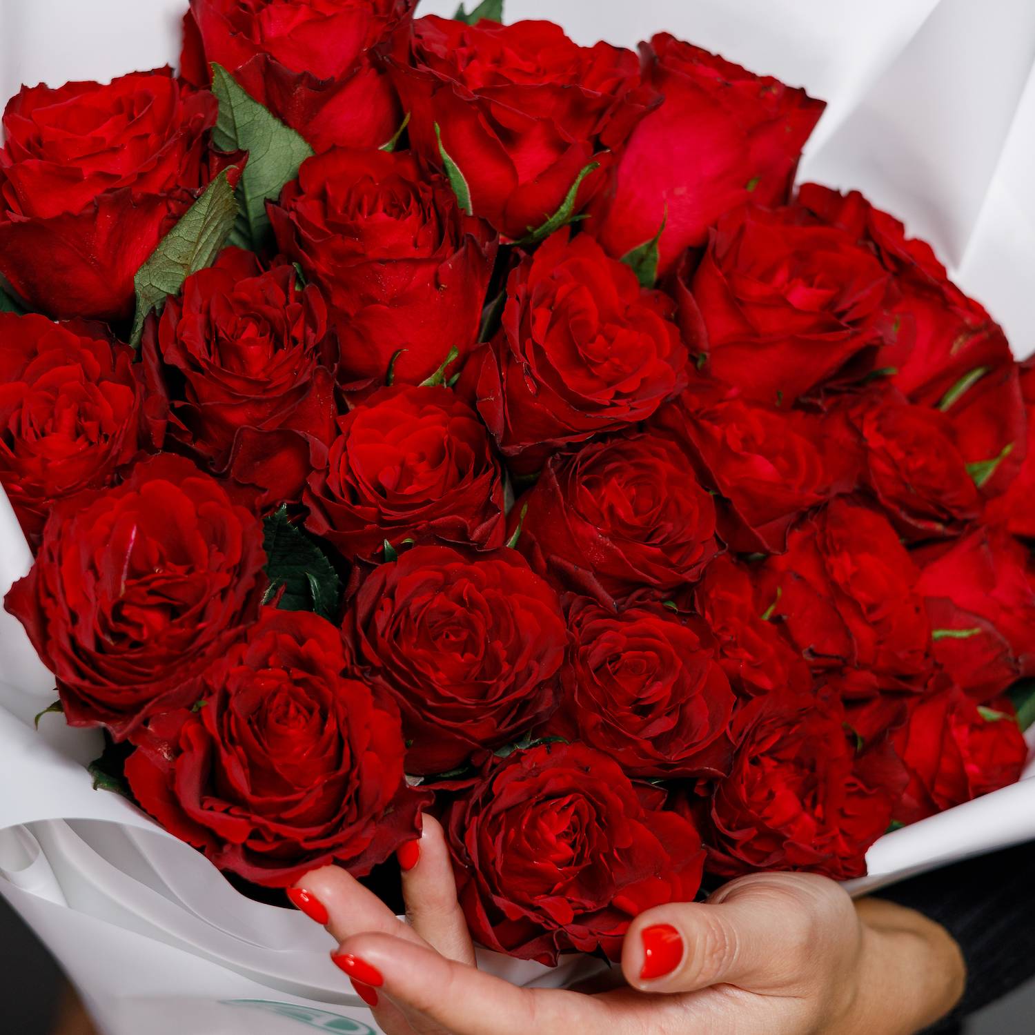 Букет цветов который долго простоит. Чтобы розы стояли в букете дольше что добавить в воду. Как выдержать букет из роз подольше.