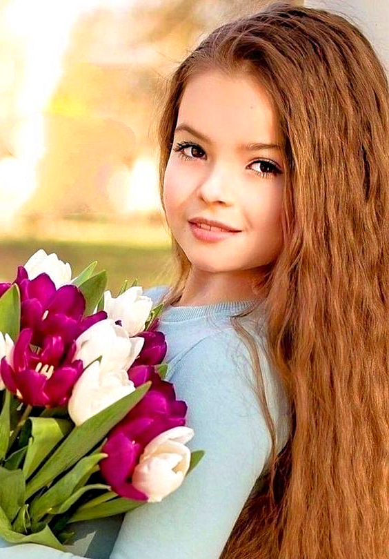 Что подарить на 8 Марта девочке 12 лет?