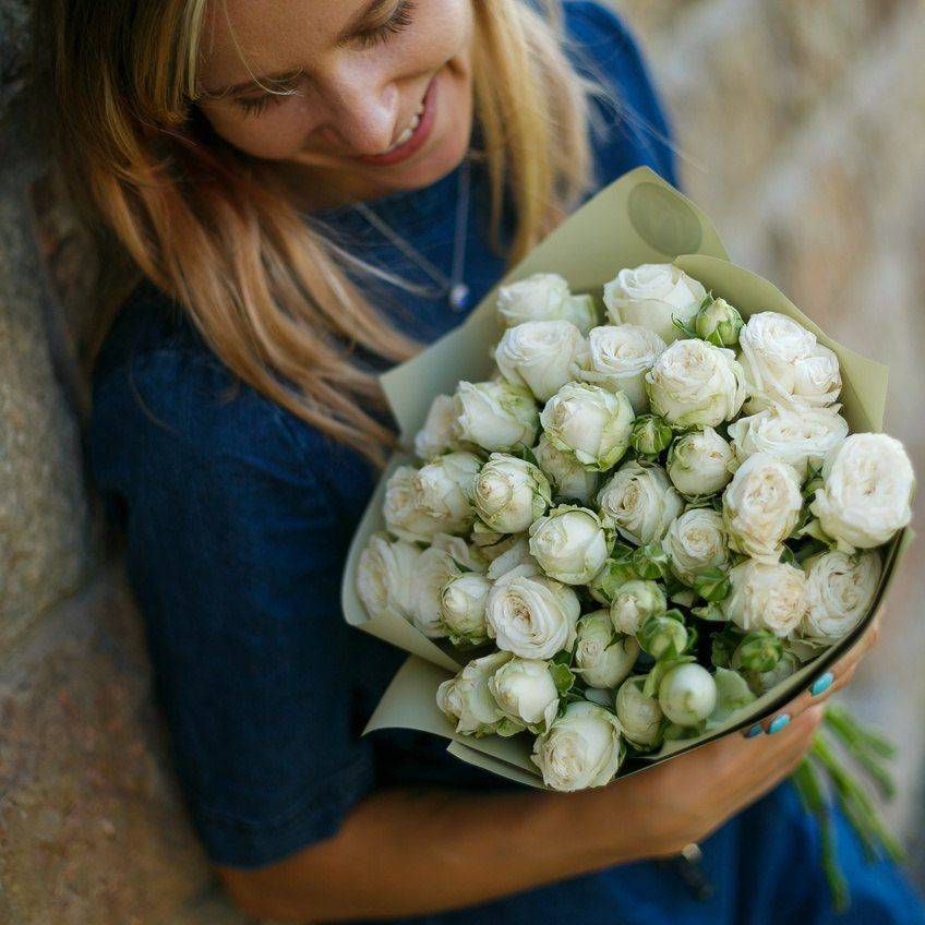 Белые розы в руках. Девушка с букетом роз. Букет белых роз. Цветы подарок для девушки. Букет "девушке".
