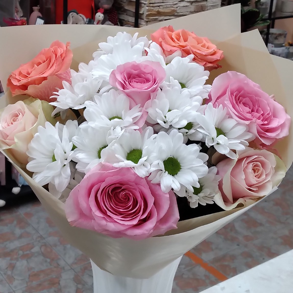 Букет из эквадорских роз микс и хризантемы - M купить в СПб | Фото и ...