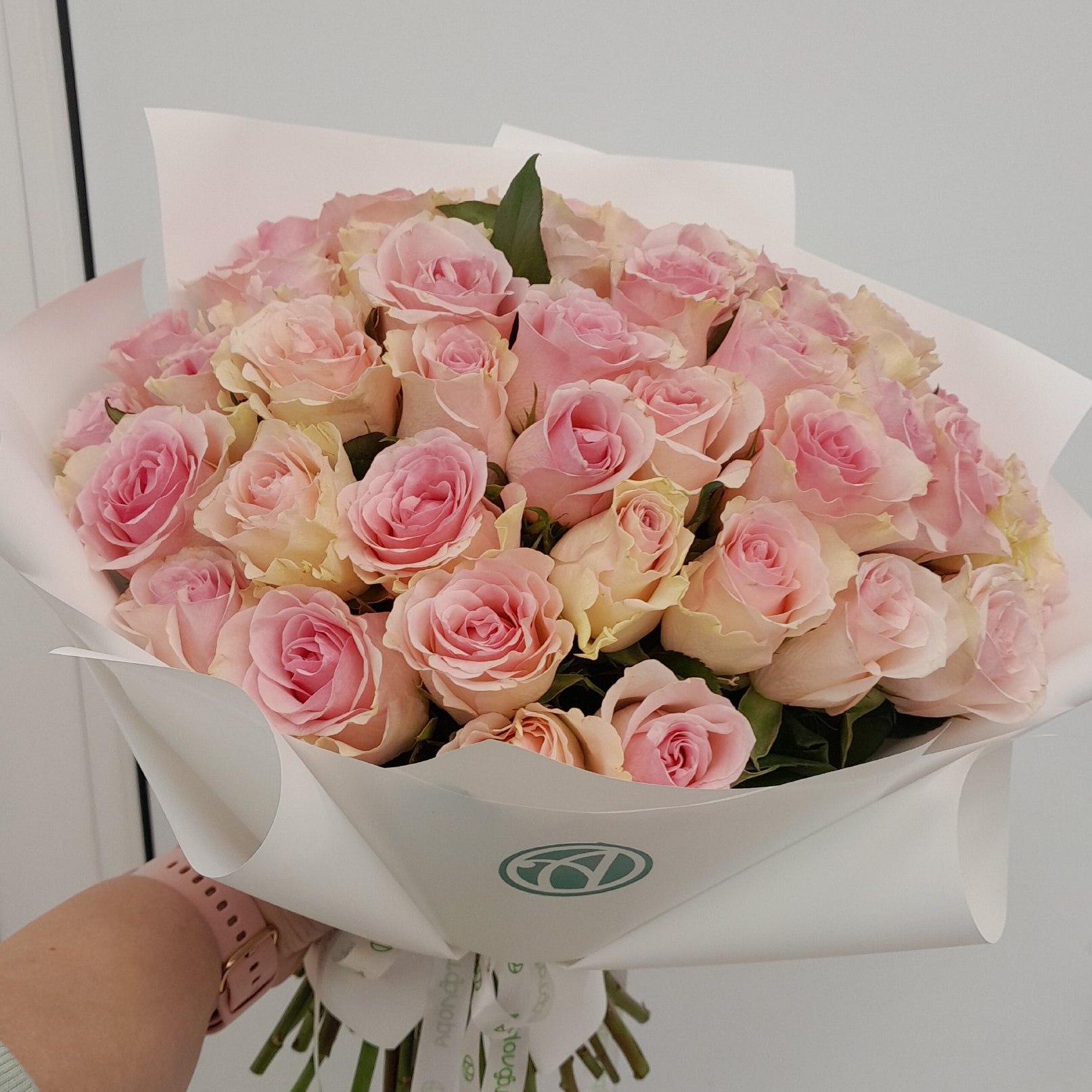 Букет из 51 розовой розы Кения (35 см) в корейской упаковке купить в ...