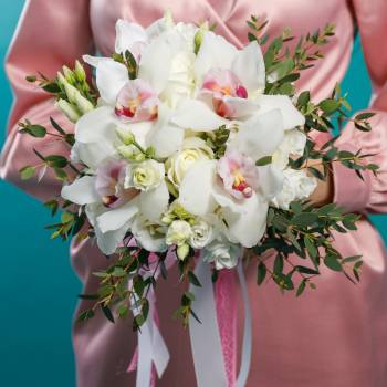 Букет и свадебное платье – как верно подобрать цветы и оформление