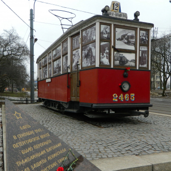 К каким памятникам возлагать цветы по поводу снятия блокады