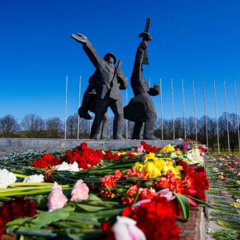 К каким памятникам возлагать цветы на день города Санкт-Петербурга