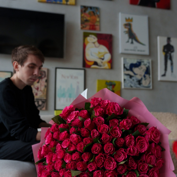 Что подарить на 8 Марта: тюльпаны или розы?
