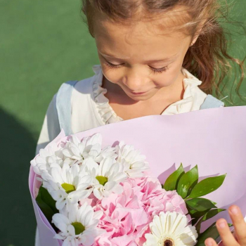 Надо ли дарить цветы женщине с детьми