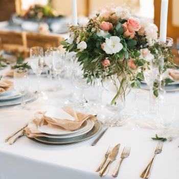 Вдохновляющие цветочные идеи для оформления свадебного стола