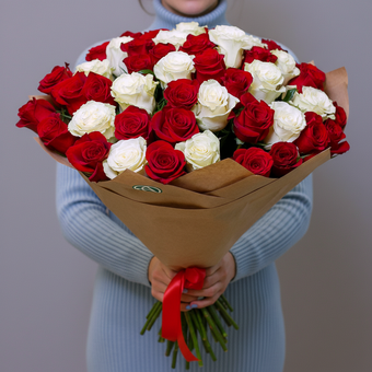 Букет из 51 красной и белой розы 50 см (Эквадор)
