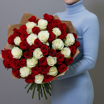 Букет из 51 красной и белой розы 50 см (Эквадор)