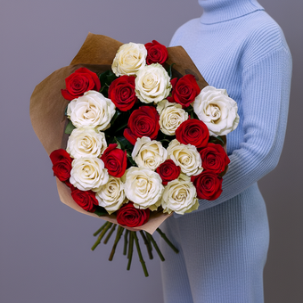 Букет из 25 красных и белых роз 70 см (Эквадор)
