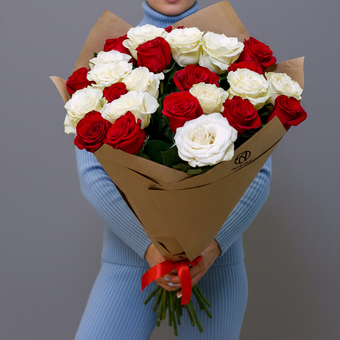 Букет из 25 красных и белых роз 70 см (Эквадор)