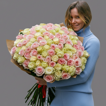 Букет из 101 розовой и белой розы 70 см (Эквадор)