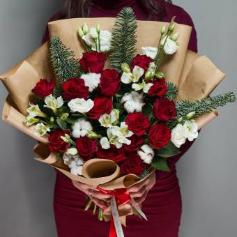 Зимний букет с красной розой Кения, эустомой и альстромерией в корейской упаковке