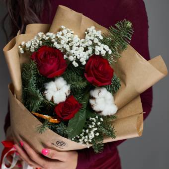 Зимний букет-комплимент с красной розой Кения в корейской упаковке