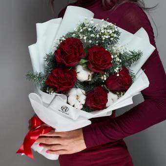 Зимний букет с красной розой Эквадор - М в корейской упаковке
