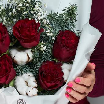 Зимний букет с красной розой Эквадор - М в корейской упаковке