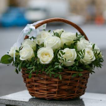 24 белых розы Кения с зеленью в корзине