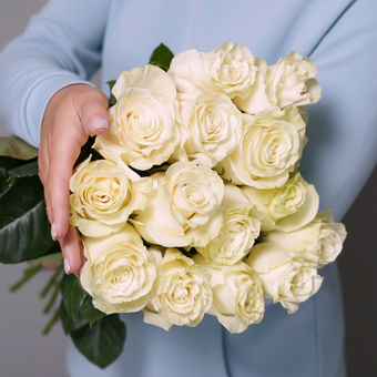 Букет из 15 белых роз 70 см (Эквадор) с атласной лентой