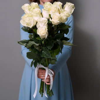 Букет из 15 белых роз 70 см (Эквадор) с атласной лентой