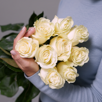 Букет из 9 белых роз 70 см (Эквадор) с атласной лентой