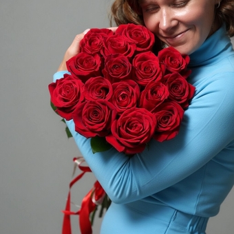 Букет из 15 красных роз 70 см (Эквадор) с атласной лентой