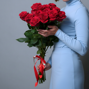 Букет из 15 красных роз 70 см (Эквадор) с атласной лентой