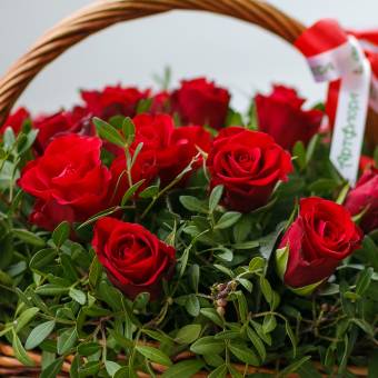 24 красных роз Кения с зеленью в корзине