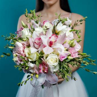 Букет невесты из орхидей, лизиантуса, фрезии, роз с эвкалиптом