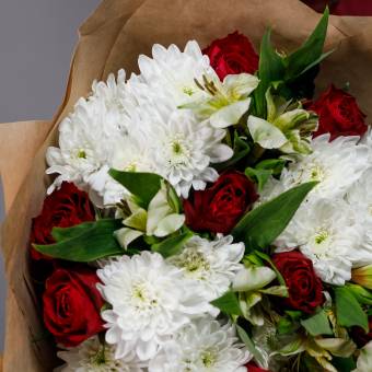 Букет из красных роз, хризантем и альстромерии - М