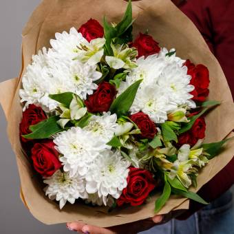 Букет из красных роз, хризантем и альстромерии - М