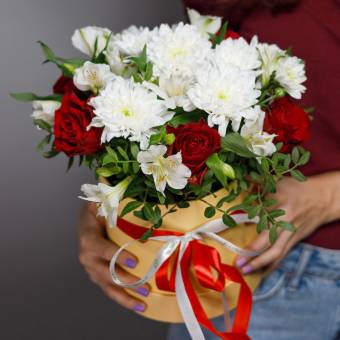 Букет в шляпной коробке small из красных роз, хризантем и альстромерий