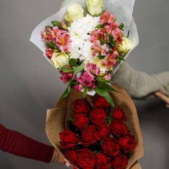 Букет из белых роз, хризантем и альстромерии - S