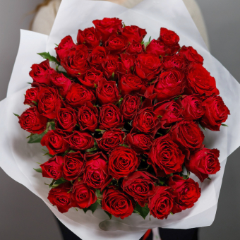 Букет из 51 красной розы 50 см (Кения) в белой упаковке