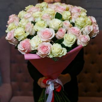 51 белая и розовая эквадорская роза 70 см