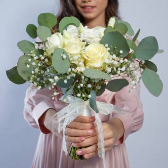 Букет невесты с розами, лизиантусом, гипсофилой и эвкалиптом