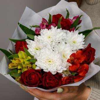 Букет из красных роз, хризантем и альстромерии - S