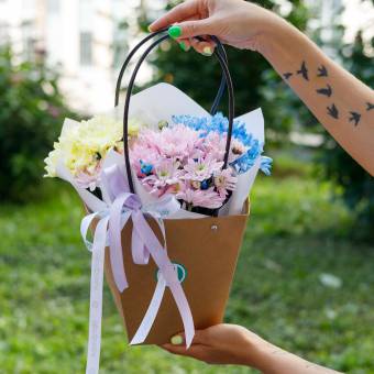 Цветочная сумочка с кустовой хризантемой нежный микс