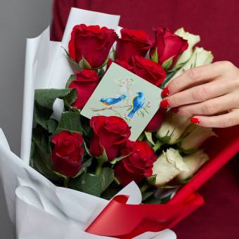 Набор размер М с букетом из 19 красных и белых роз 50 см (Кения) в корейской упаковке