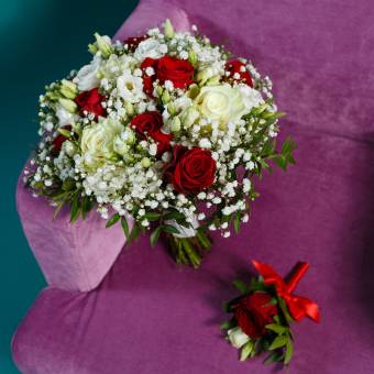 Набор букет невесты из роз, лизиантуса и гипсофилы с бутоньеркой